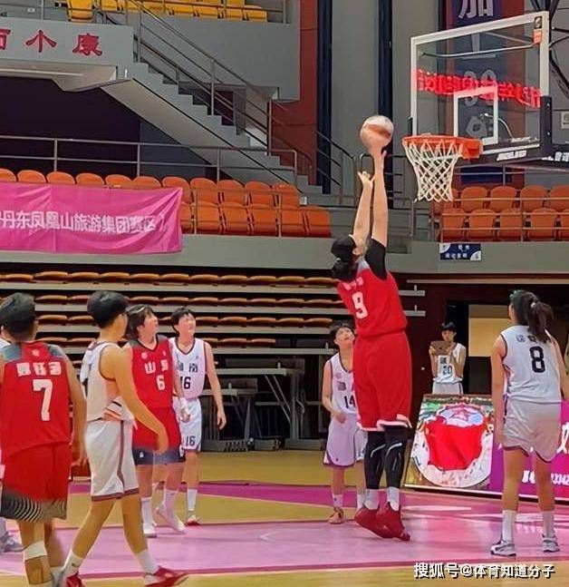 《血溅鸳鸯楼》打虎英雄武松醉打蒋门神，却与张团练结仇。张团练撮合武松进张都监账下，决心交友；张都监也操纵丫环玉兰撮合武松，武松不明其究，被宠若惊，却被两人蒙骗，误伤豪杰牛通。得知本相的武松欲分开，又被栽赃偷盗。玉兰为救武松，魂断飞云浦。武松返回鸳鸯楼，手刃敌人，从此走上另外一条江湖路。